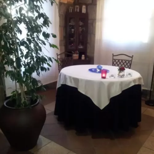 Dormitorio con decoración rústica en Valladolid