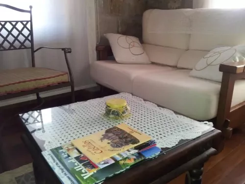 Interior con piedra y madera en hotel rural