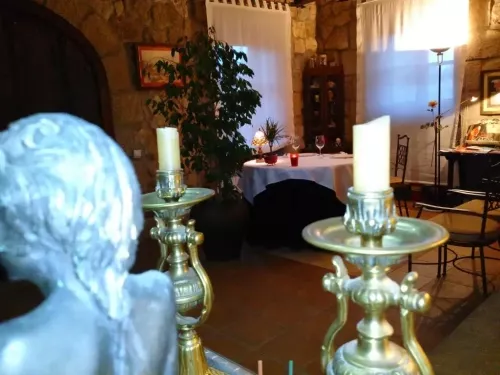 Dormitorio rural con luz cálida
