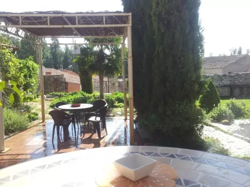 Fachada tradicional de alojamiento rural